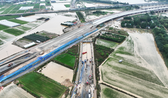 16일 미호천 제방 유실로 침수된 충북 청주시 오송읍 궁평2지하차도에서 119 구조대원들이 실종자 수색을 하고 있다. 연합뉴스